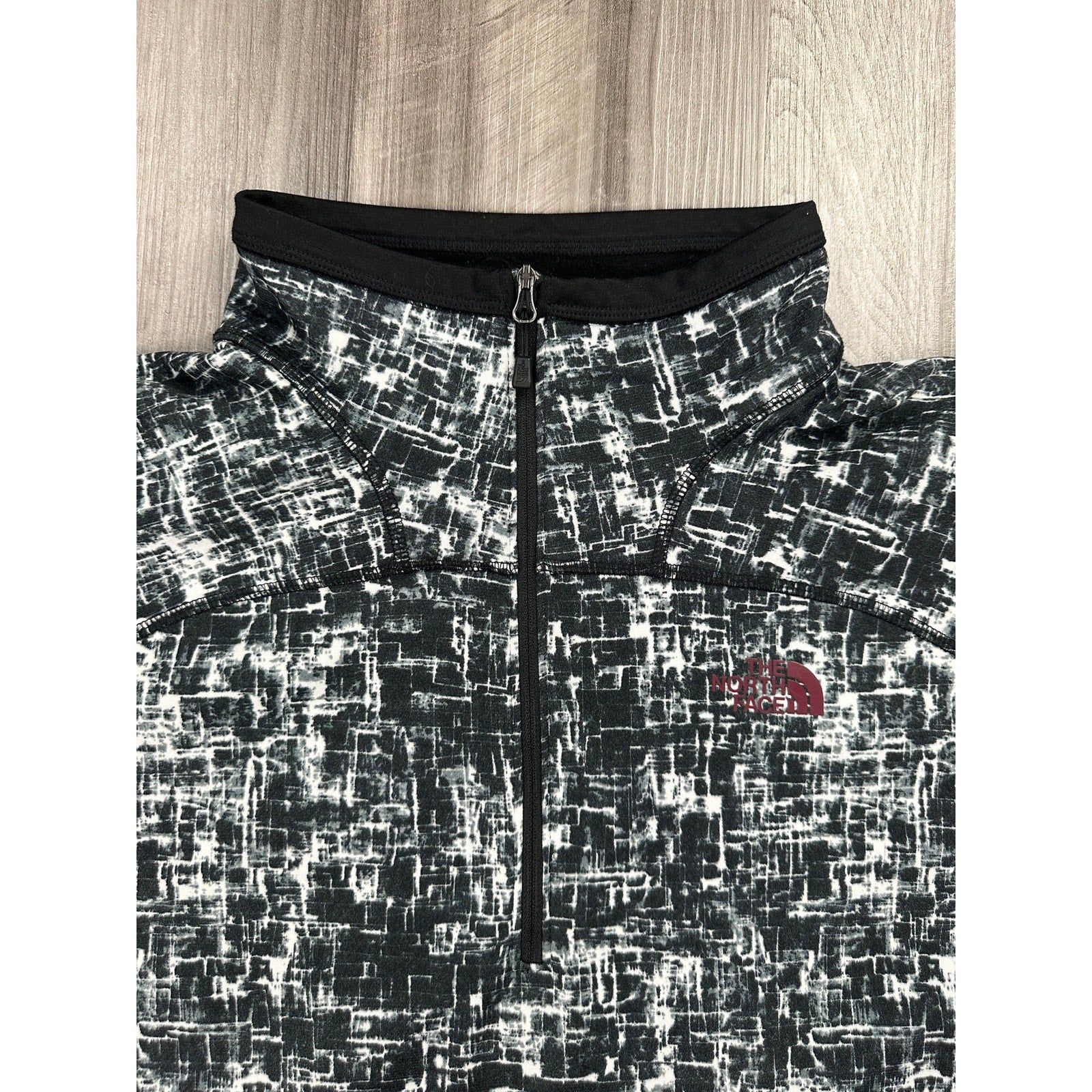 The North Face Activewear Quarter Zip Pullover in Black Gray and White — Size XL // Preowned