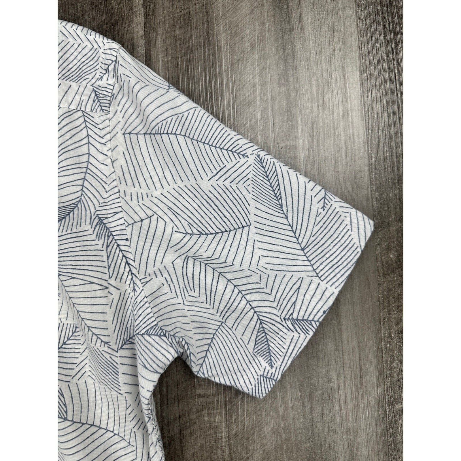 Faherty Ivory Leaf Short Sleeve Sport Shirt in Ivory, Navy — Size Medium // Preowned