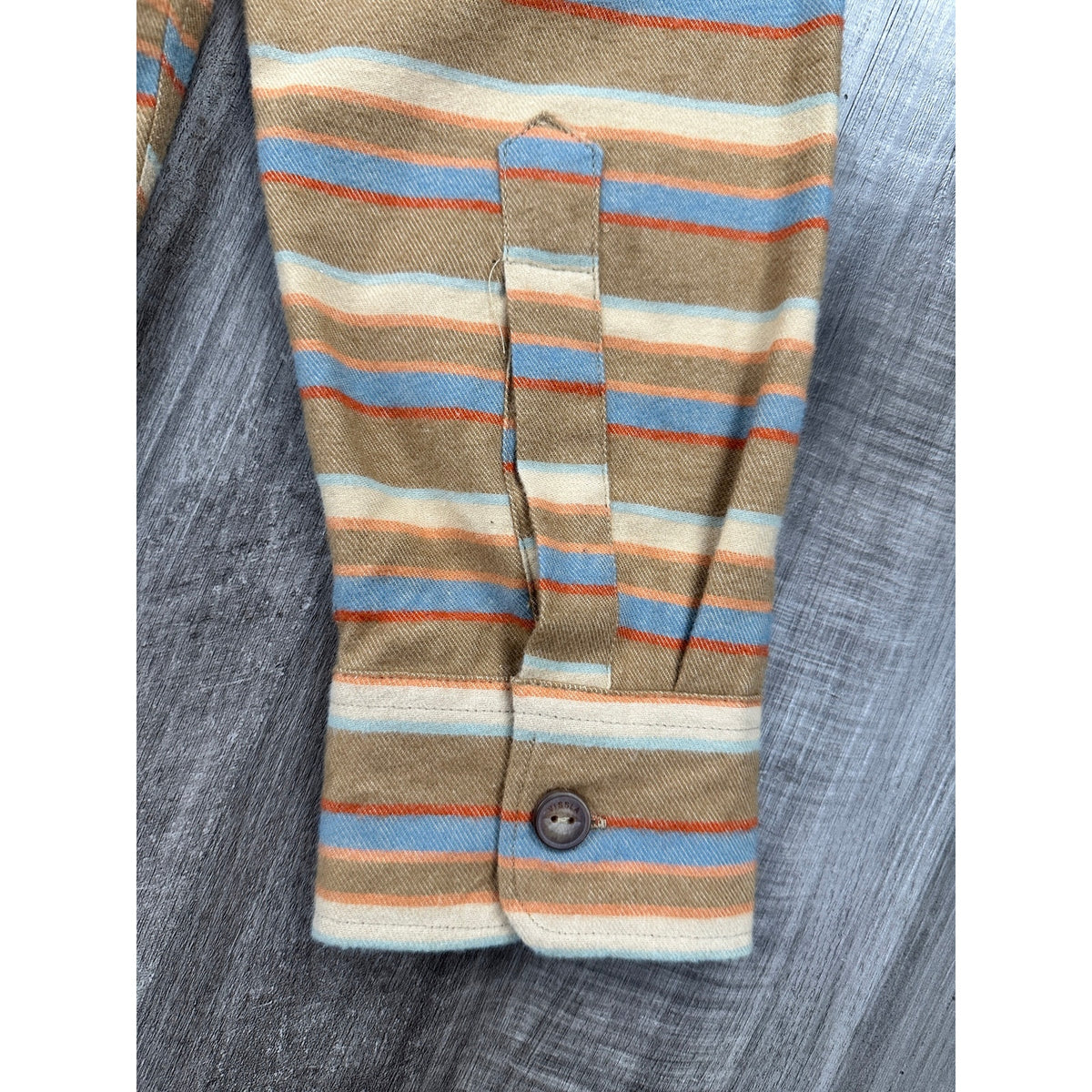 Vissla Central Coast Eco Flannel Long Sleeve Button Down Shirt — Size Medium // Preowned