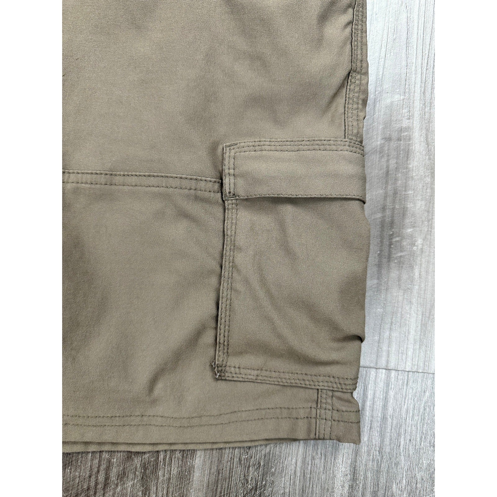 Prana Stretch Zion Performance Standard Fit 8-Inch Cargo Shorts in Brown — Size 40x8 // Preowned