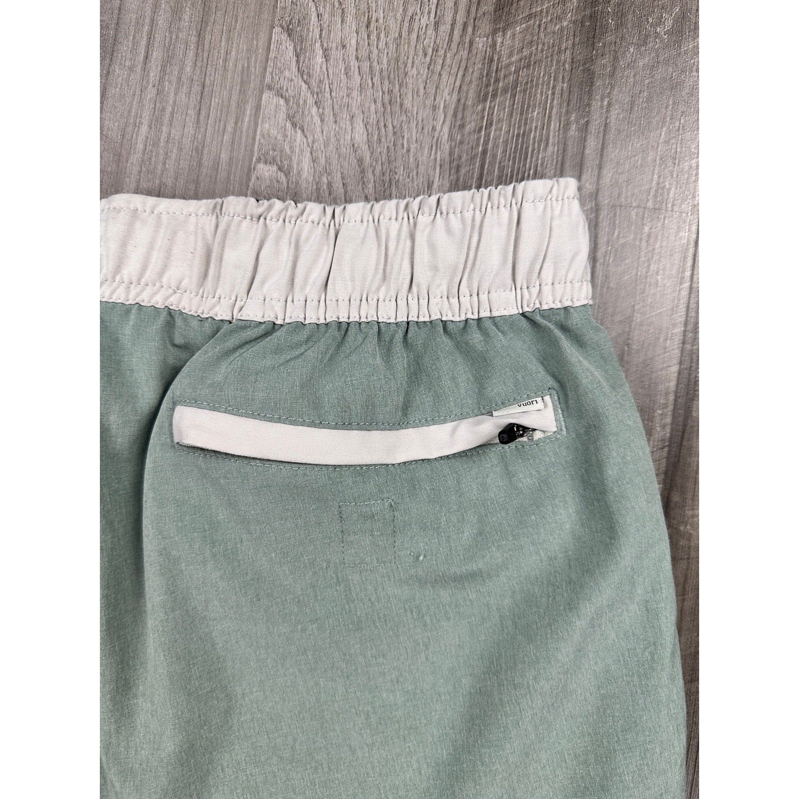 Vuori Banks Performance Athletic Shorts in Light Sage Green Gray and Gray — Size Small // Preowned