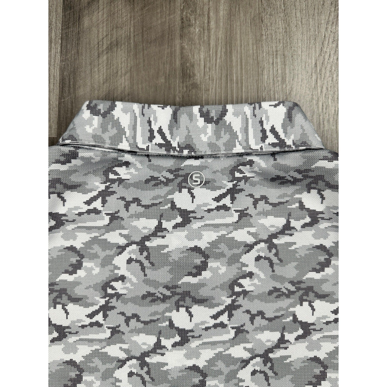 Stitch Golf Camo Performance Golf Polo in Grey, Light Grey and Charcoal — Size Large // Preowned