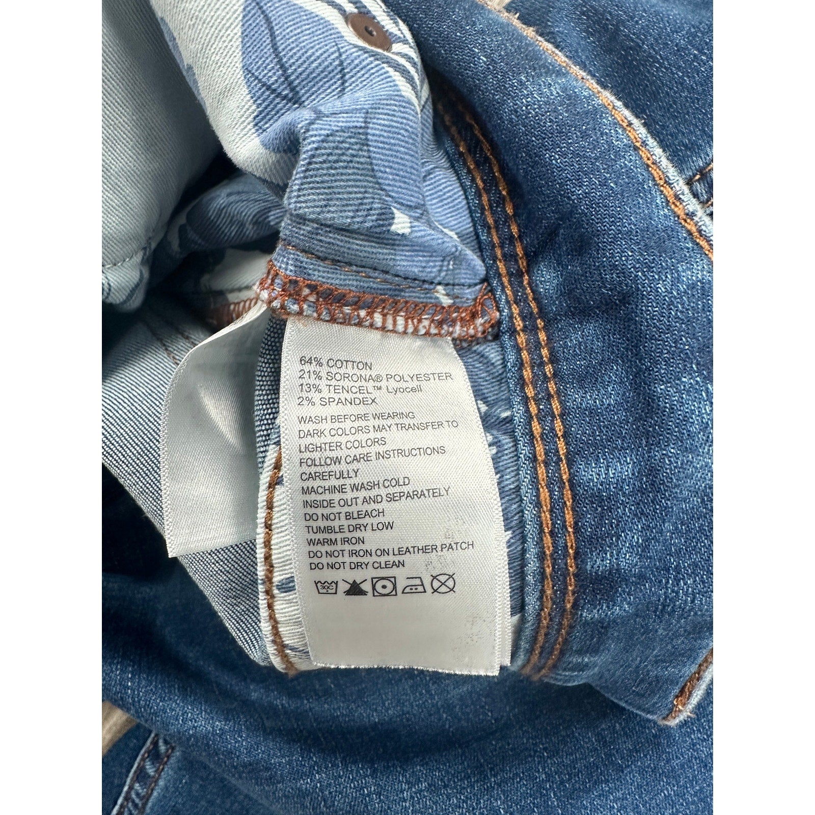Tommy Bahama Boracay Classic Straight Leg Jean in Medium Indigo Wash — Size 42x30