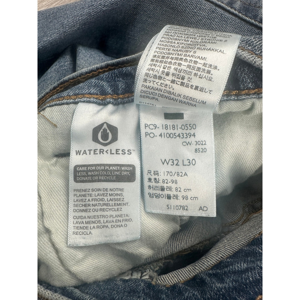 Levi's 541 Athletic Taper Jean in Medium Wash Blue — Size 32x30 // Preowned