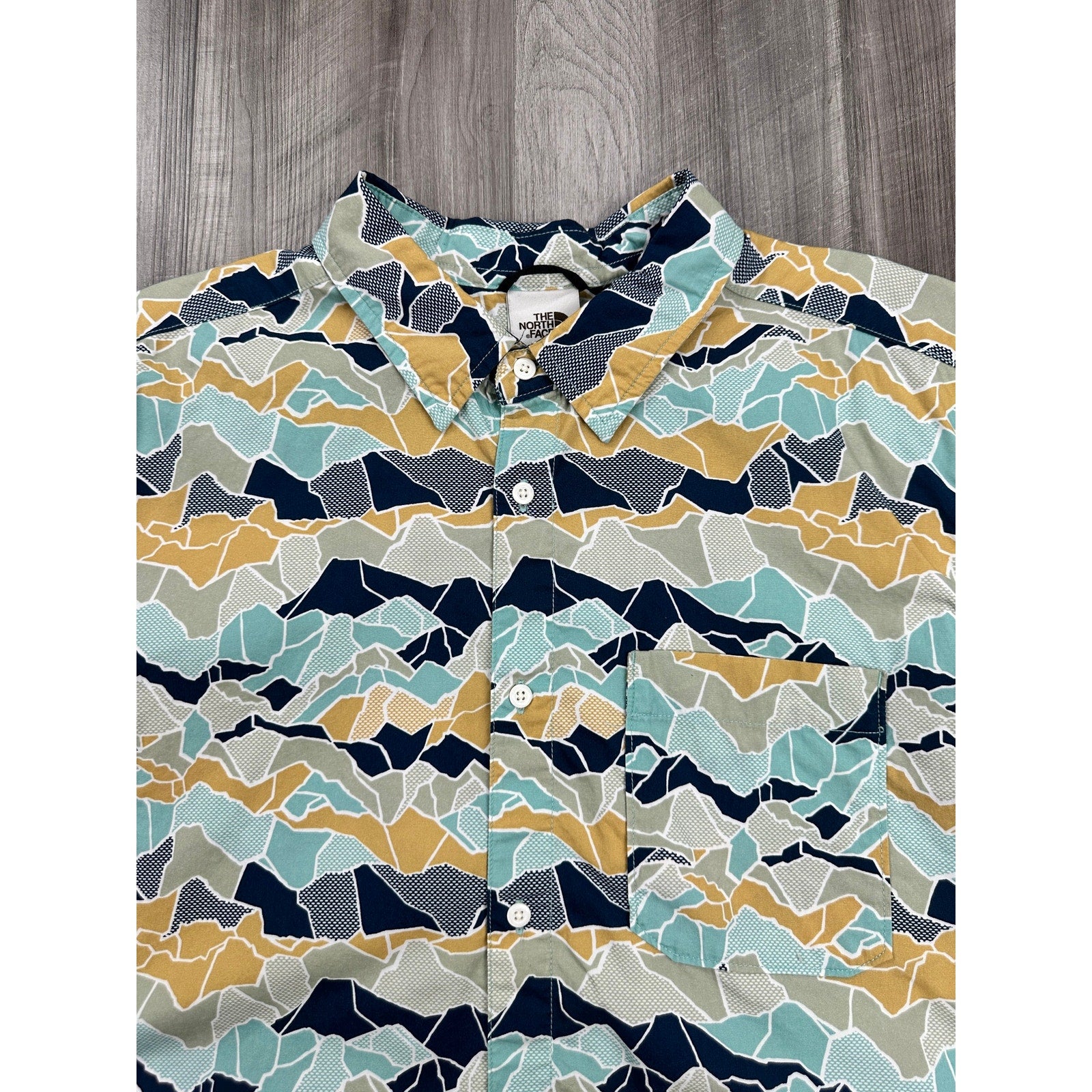 The North Face Baytrail Pattern Short Sleeve Button Down in Light Teal Navy Golden Yellow Light Olive White — Size XL // Preowned