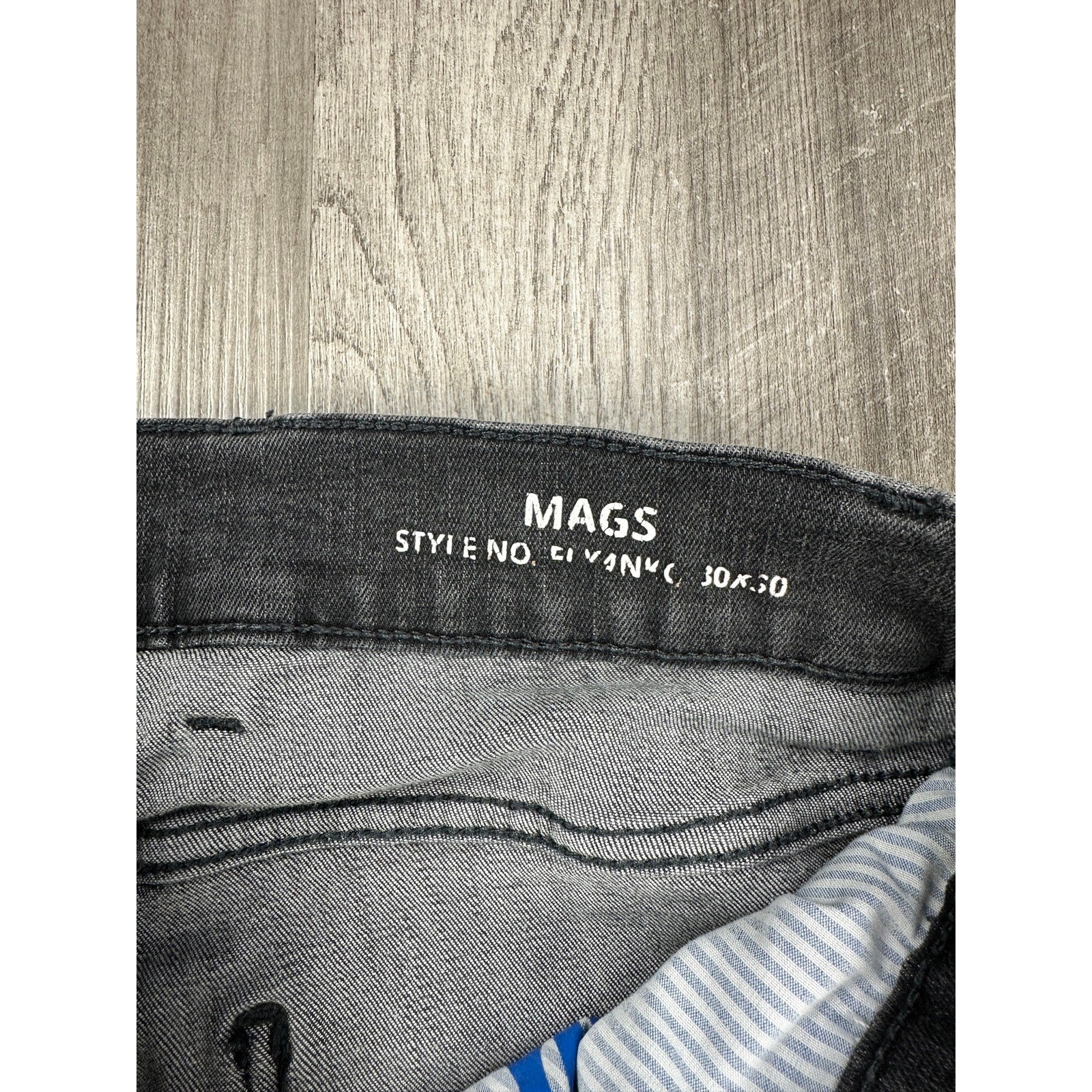 Mugsy Mags Modern Slim Straight Stretch Jean in Washed Black — Size 30x30 // Preowned