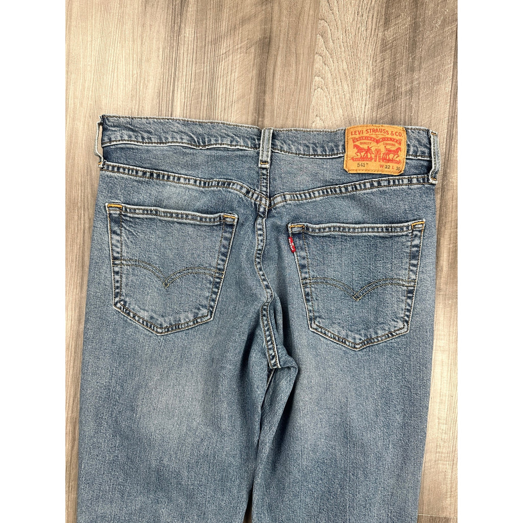 Levi's 541 Athletic Taper Jean in Medium Wash Blue — Size 32x30 // Preowned