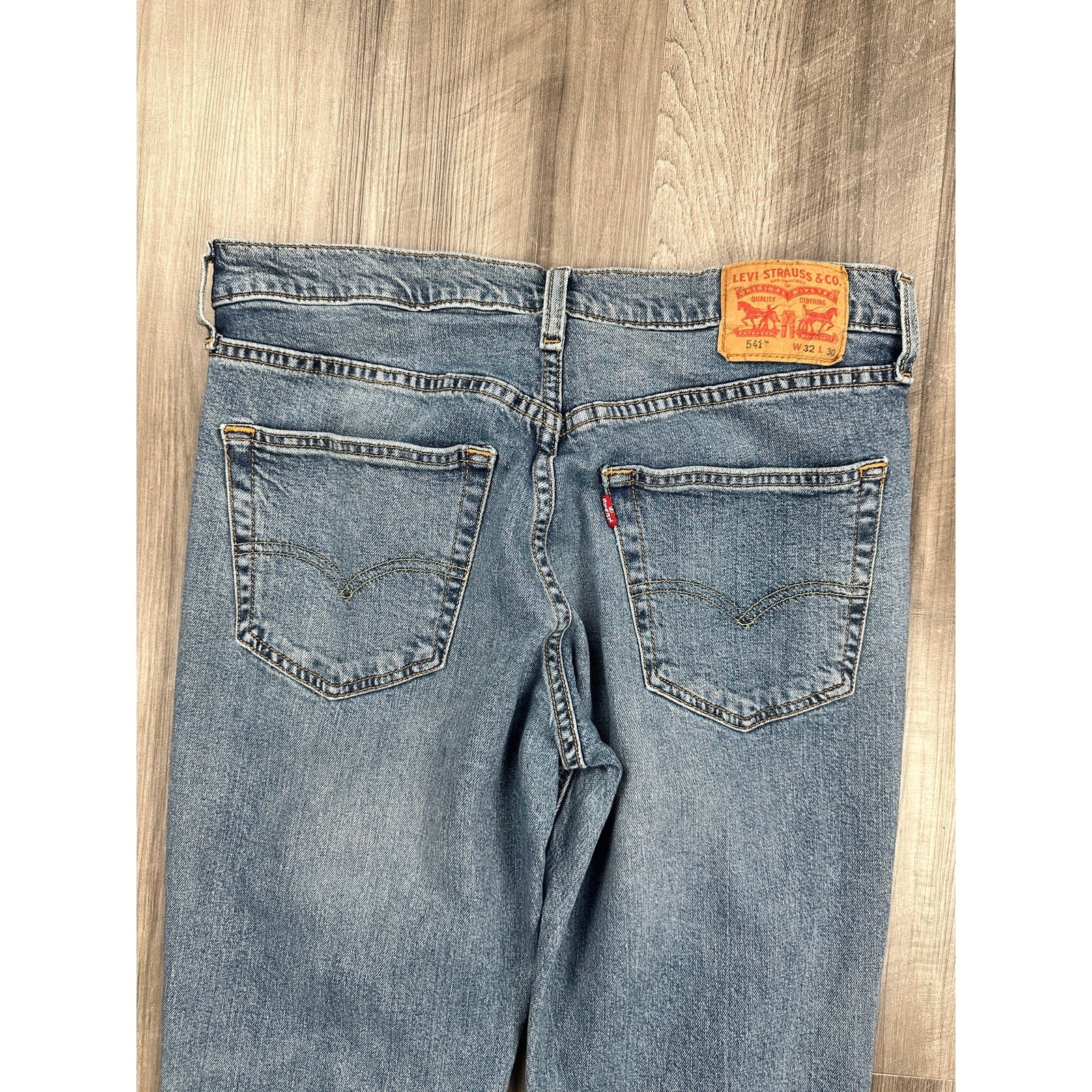 Levi's 541 Athletic Taper Jean in Medium Wash Blue — Size 32x30 // Preowned