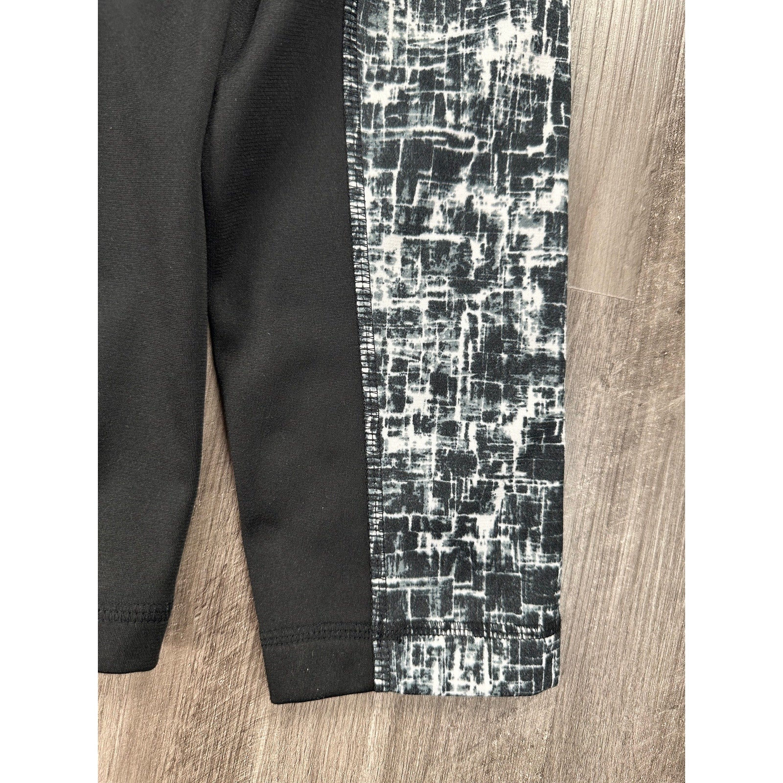 The North Face Activewear Quarter Zip Pullover in Black Gray and White — Size XL // Preowned