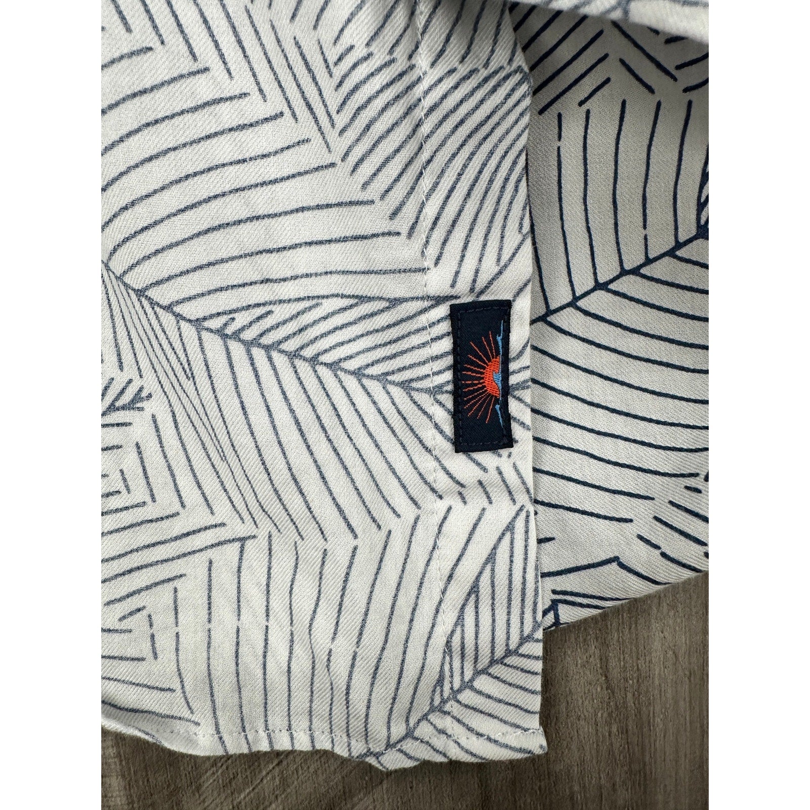 Faherty Ivory Leaf Short Sleeve Sport Shirt in Ivory, Navy — Size Medium // Preowned