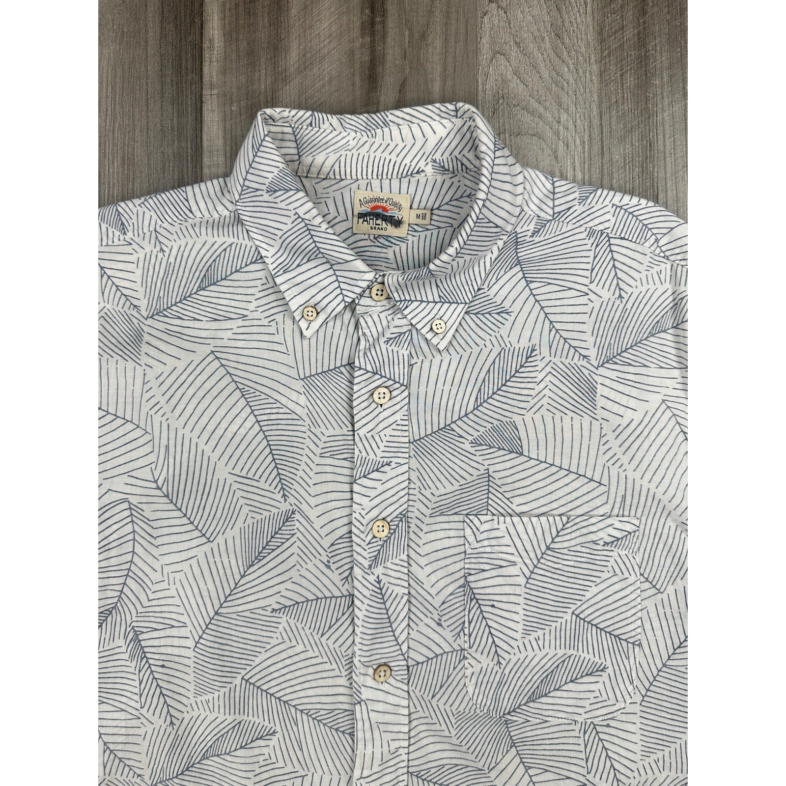 Faherty Ivory Leaf Short Sleeve Sport Shirt in Ivory, Navy — Size Medium // Preowned
