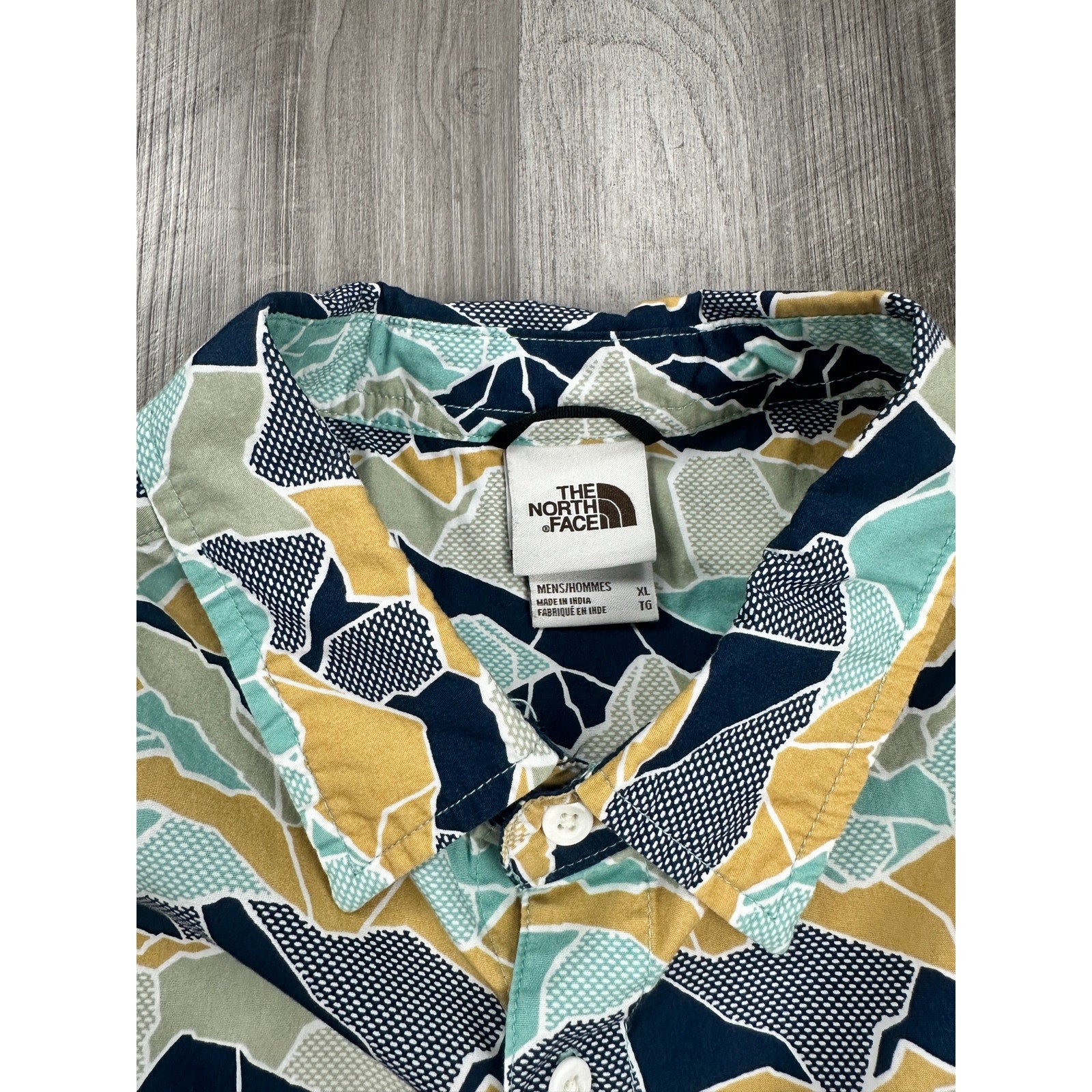 The North Face Baytrail Pattern Short Sleeve Button Down in Light Teal Navy Golden Yellow Light Olive White — Size XL // Preowned