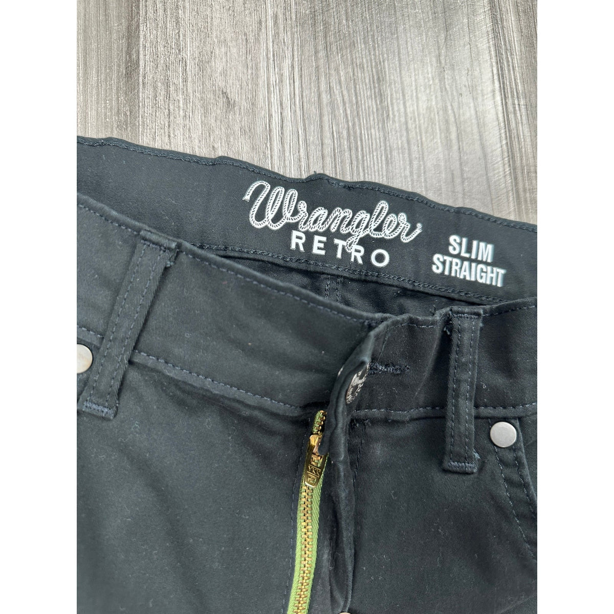 Wrangler RETRO Slim Straight Chino Jeans — Size 30x34 // Preowned
