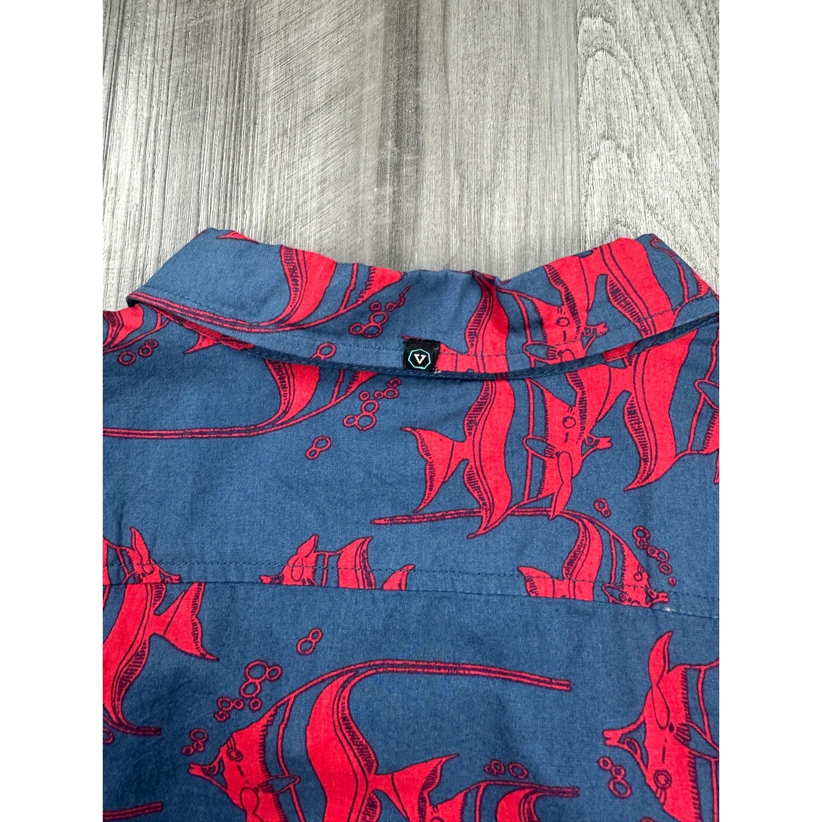 Vissla Deep Seas Short Sleeve Button Down in Dark Blue Gray Red — Size XL // Preowned