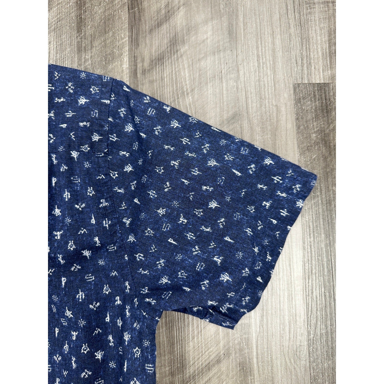 Patagonia Go-To Lightweight Organic Cotton Button Down Shirt in Navy Print — Size Large // Preowned