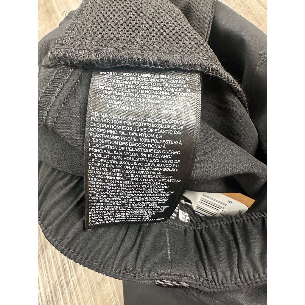 The North Face Class V Pathfinder Relaxed Fit Belted Shorts in Black — Size Large