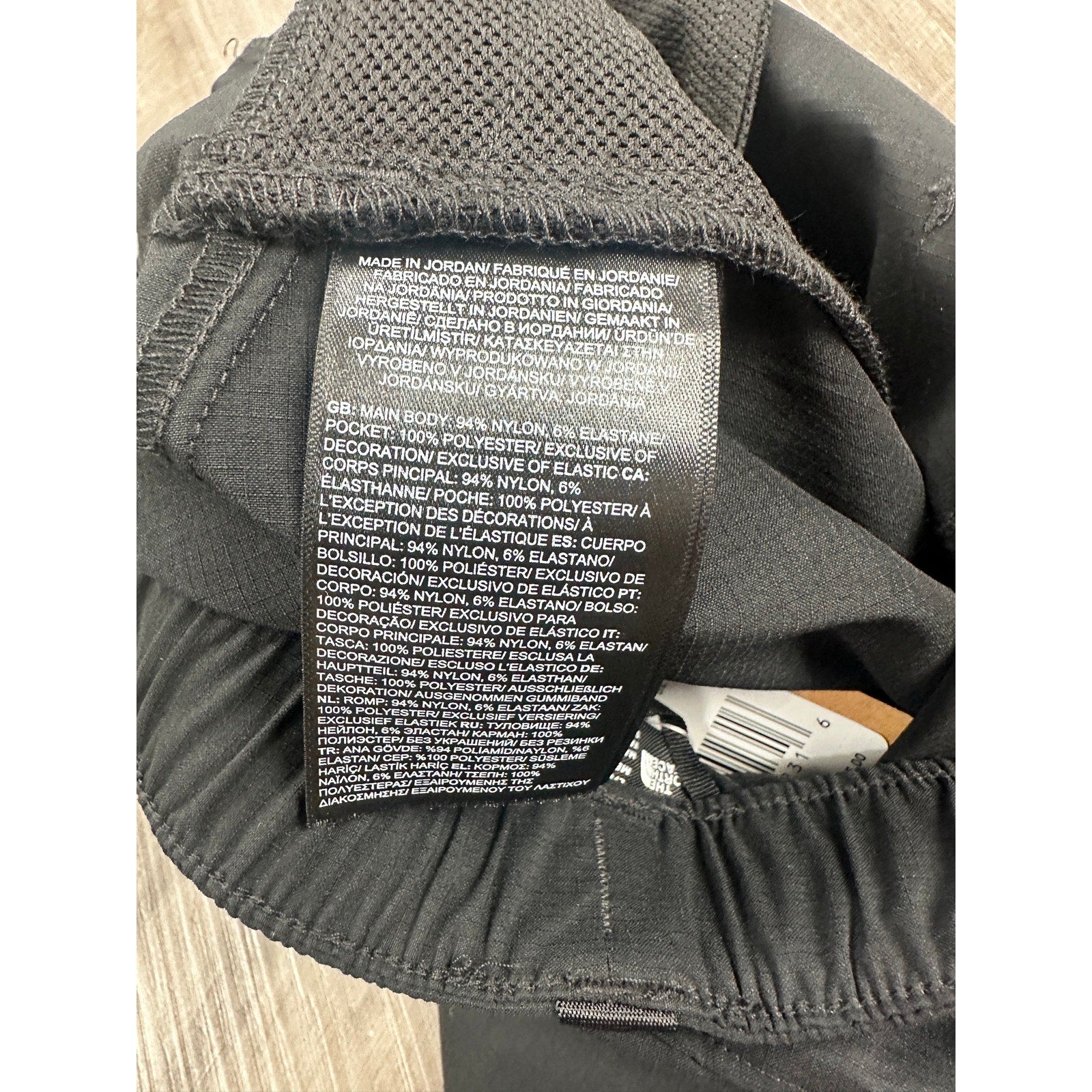 The North Face Class V Pathfinder Relaxed Fit Belted Shorts in Black — Size Large
