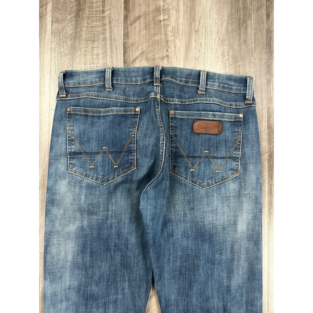 Wrangler Retro Slim Fit Straight Leg Jean in Medium Wash — 35x36