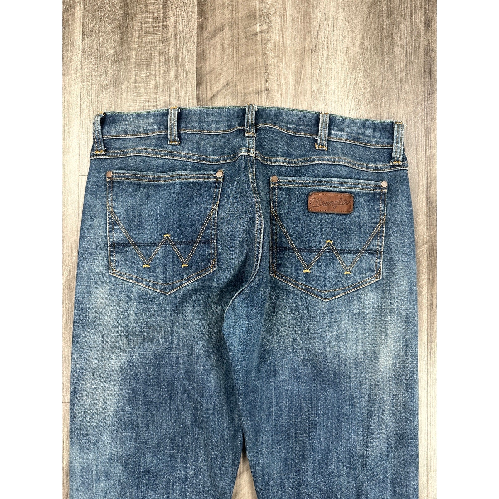 Wrangler Retro Slim Fit Straight Leg Jean in Medium Wash — 35x36