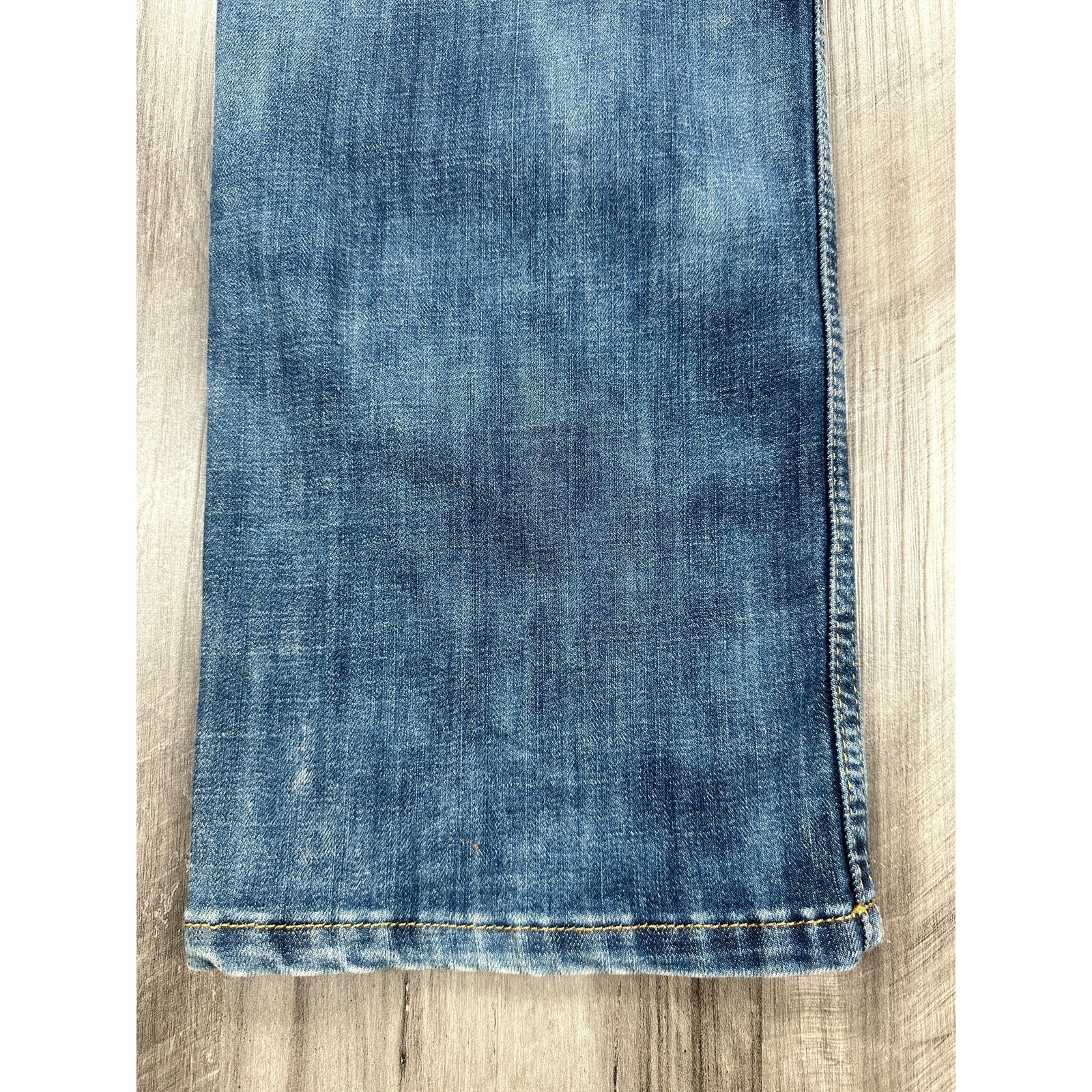 Wrangler Retro Slim Fit Straight Leg Jean in Medium Wash — 35x36
