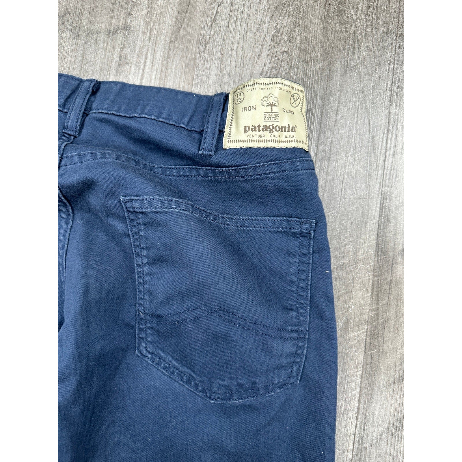 Patagonia Performance T400 Comfort Twill Straight Jeans in Navy — Size 31x32 // Preowned