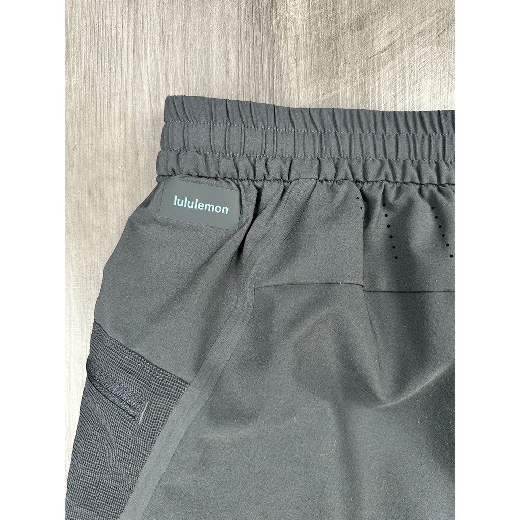 Lululemon Water Repellent 8" Hiking Shorts in Black — Size Large // Preowned
