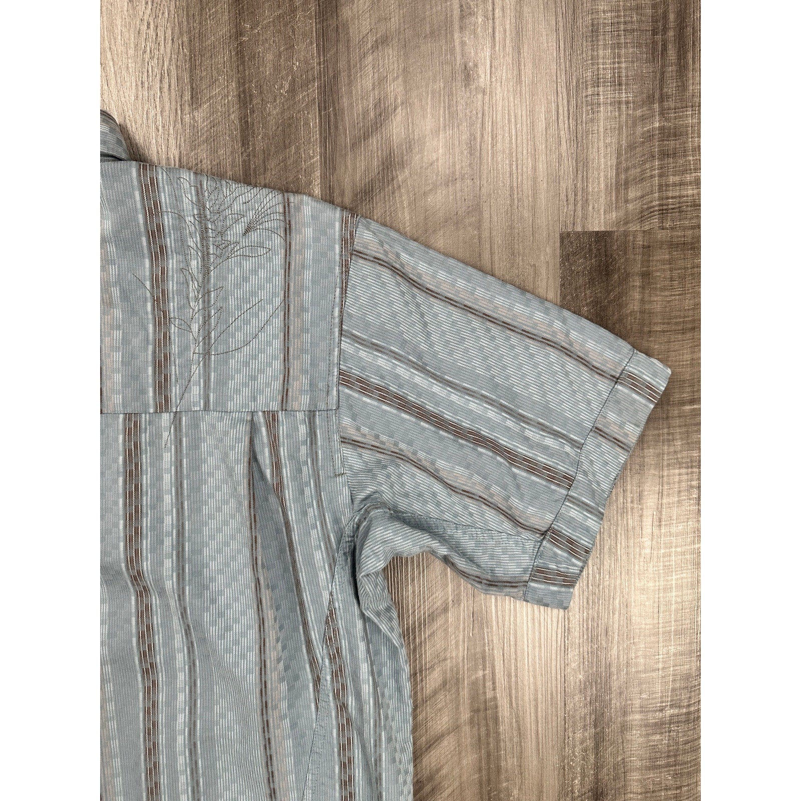 Mountain Hardwear Short Sleeve Geo Striped Button Down in Gray Multi — Size Large // Preowned