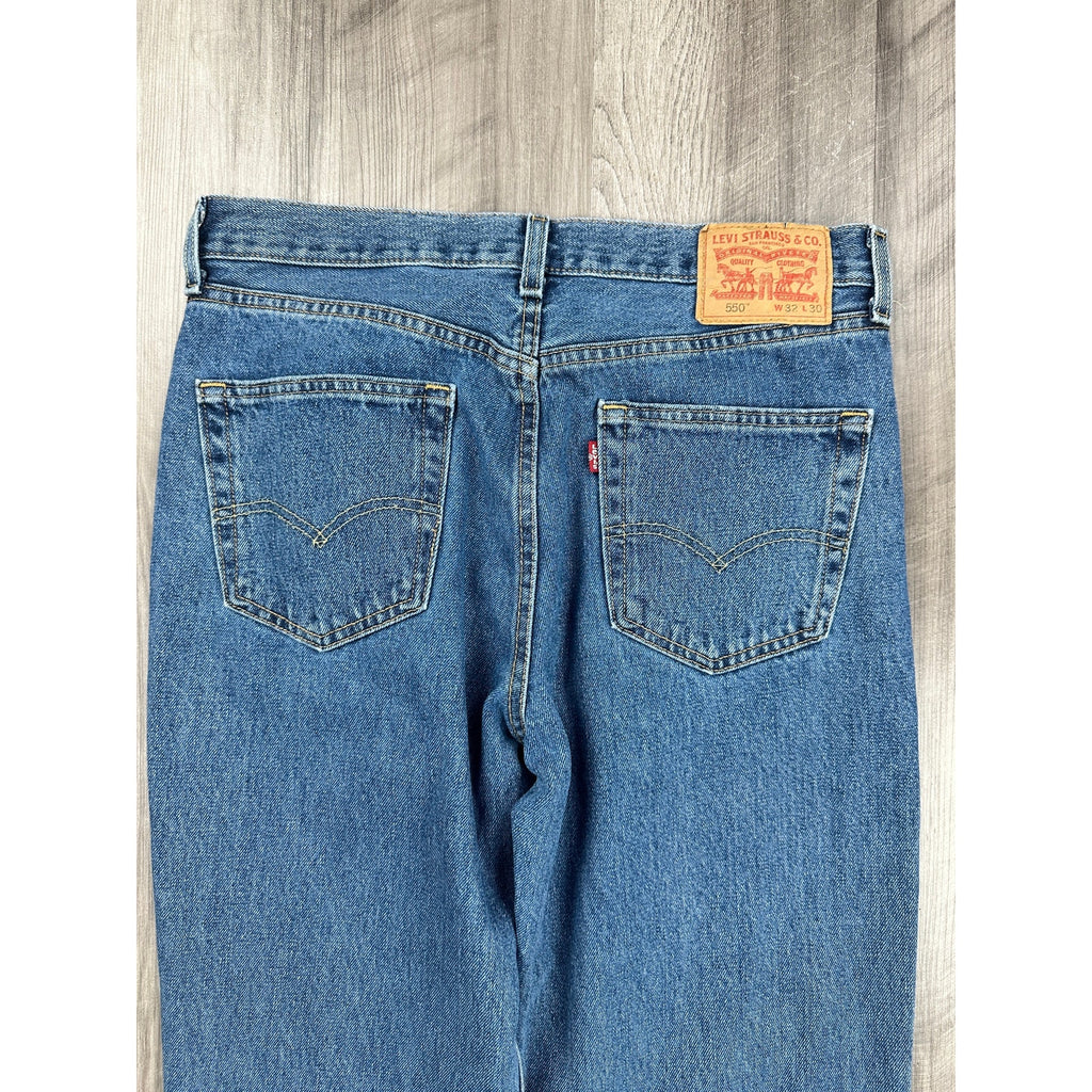 Levi's 550 Relaxed Fit Jean in Medium Wash Blue — Size 32x30 // Preowned