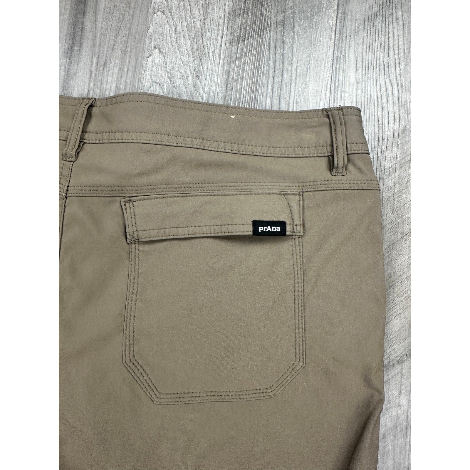 Prana Stretch Zion Performance Standard Fit 8-Inch Cargo Shorts in Brown — Size 40x8 // Preowned
