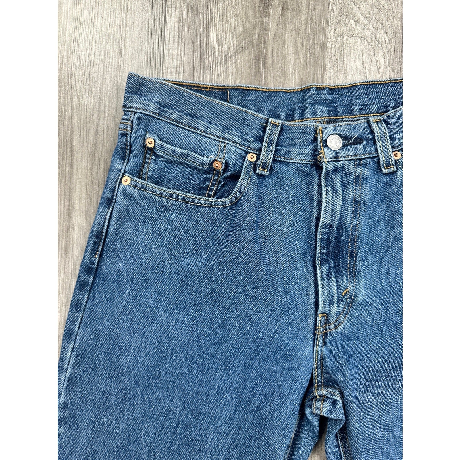 Levi's 550 Relaxed Fit Jean in Medium Wash Blue — Size 32x30 // Preowned