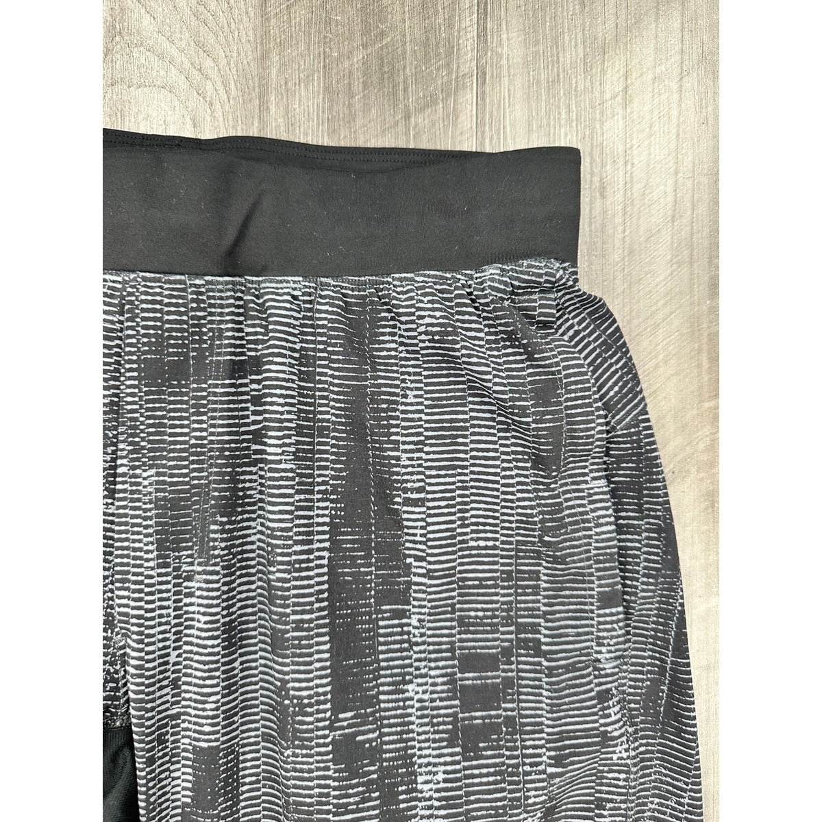 Lululemon T.H.E. Short 9" Lined Athletic Shorts — Size Small // Preowned