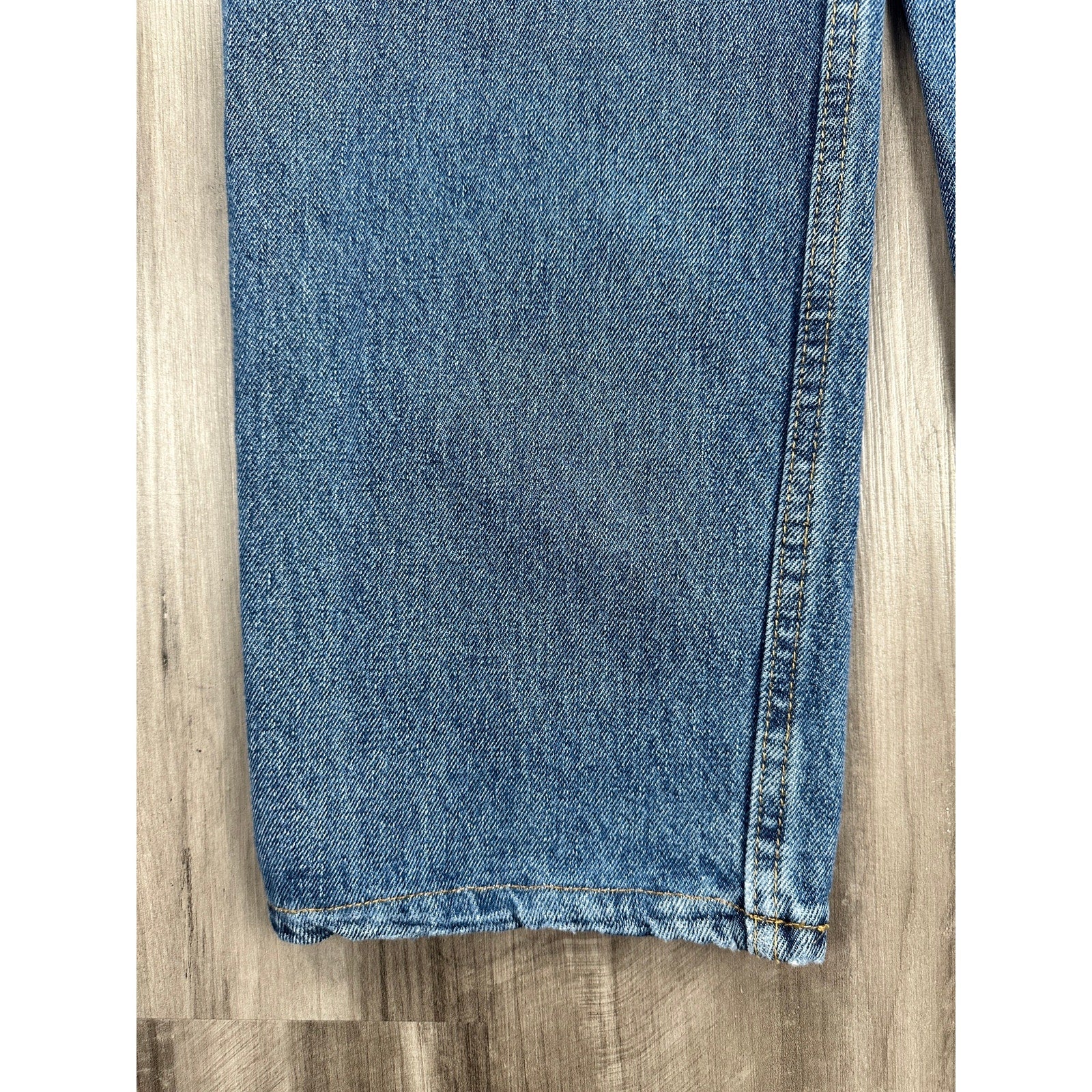Levi's 550 Relaxed Fit Jean in Medium Wash Blue — Size 32x30 // Preowned