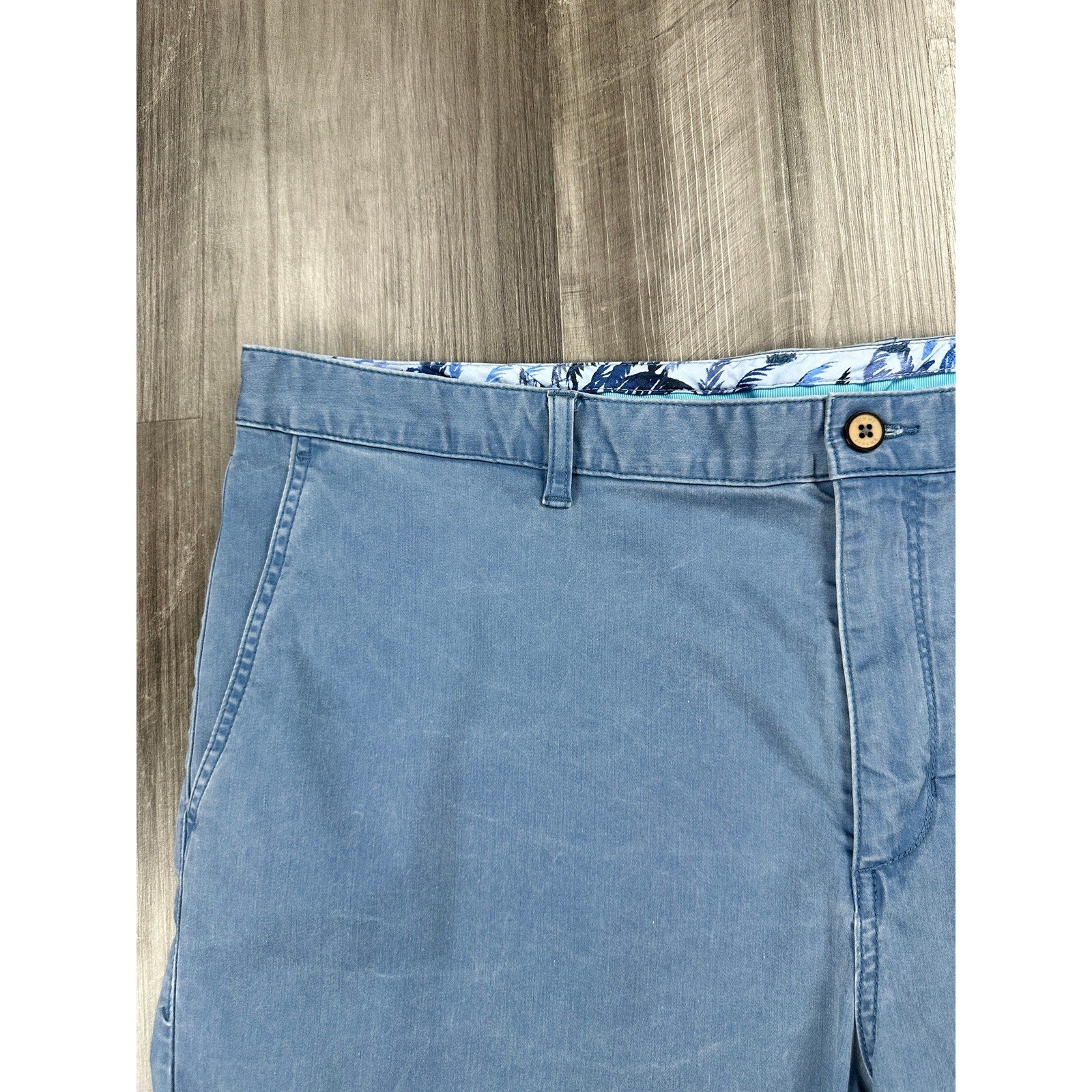 Tommy Bahama Boracay Chino Shorts in Blue — Size 42 // Preowned