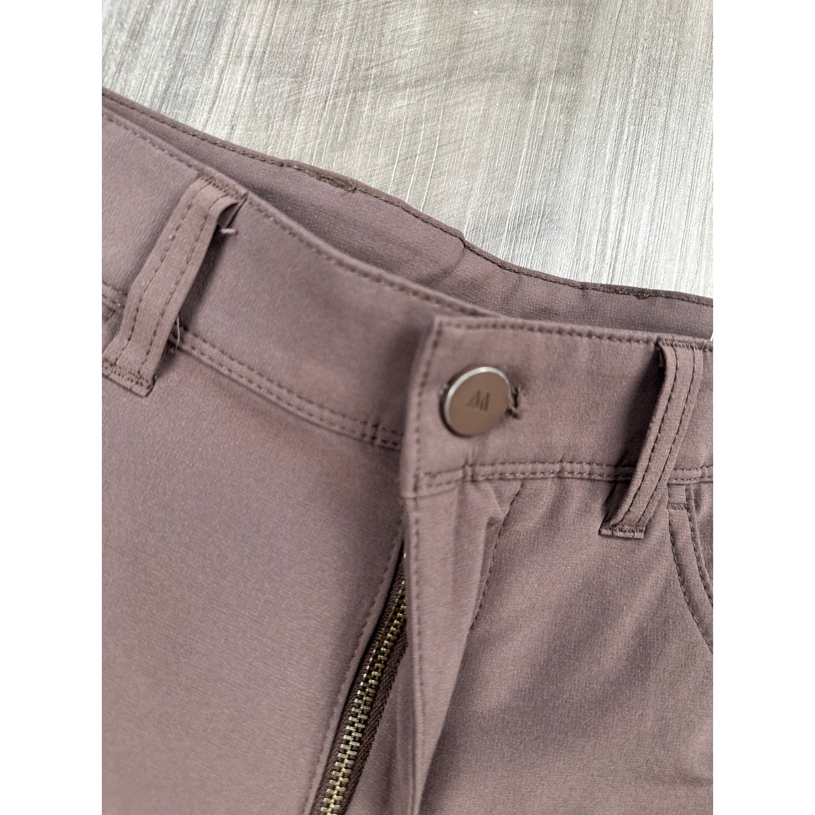 Mizzen+Main Helmsman Performance Slim Fit Chino Pants in Brown — Size 34x32 // Preowned