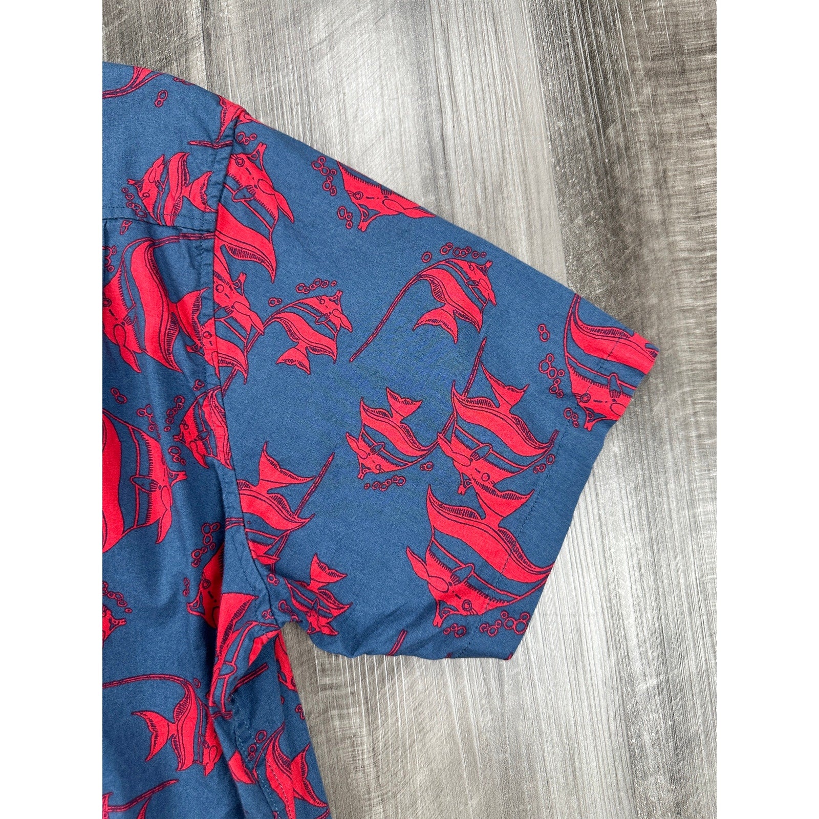 Vissla Deep Seas Short Sleeve Button Down in Dark Blue Gray Red — Size XL // Preowned