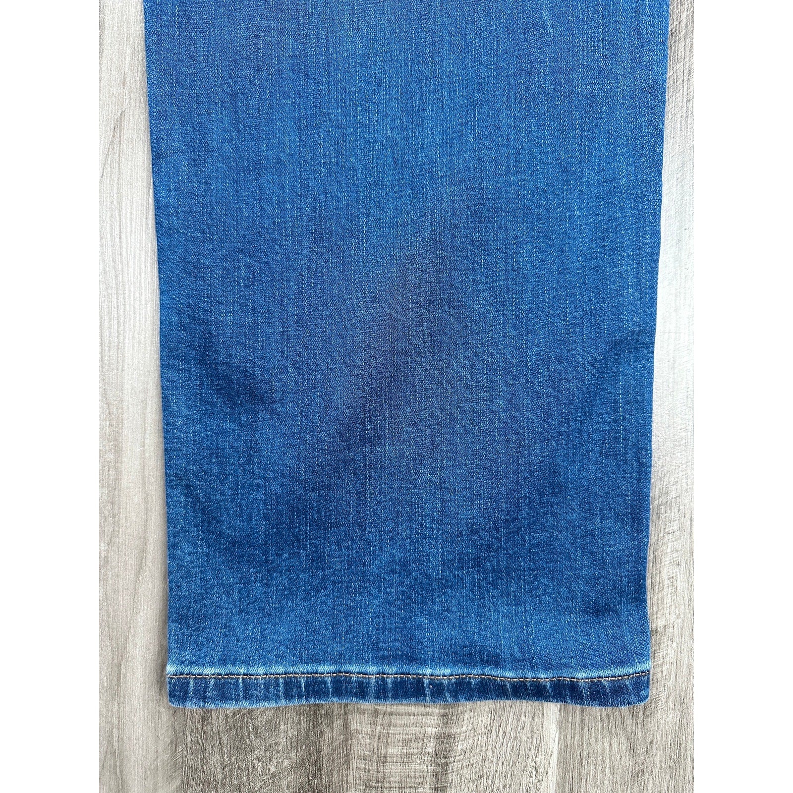 Tommy Bahama Boracay Classic Straight Leg Jean in Medium Indigo Wash — Size 42x30