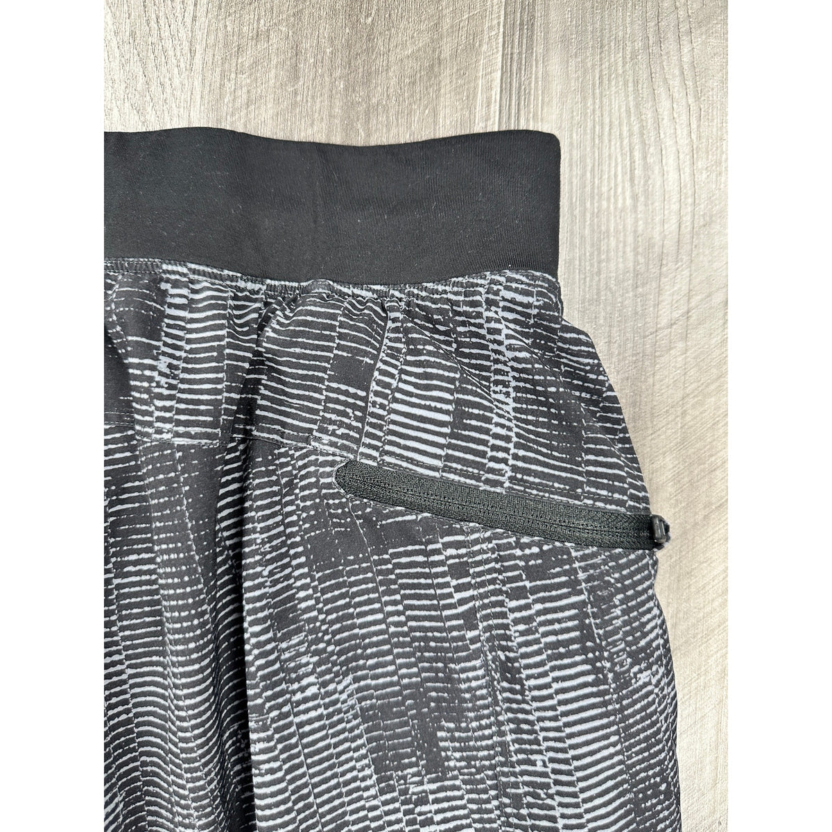 Lululemon T.H.E. Short 9" Lined Athletic Shorts — Size Small // Preowned