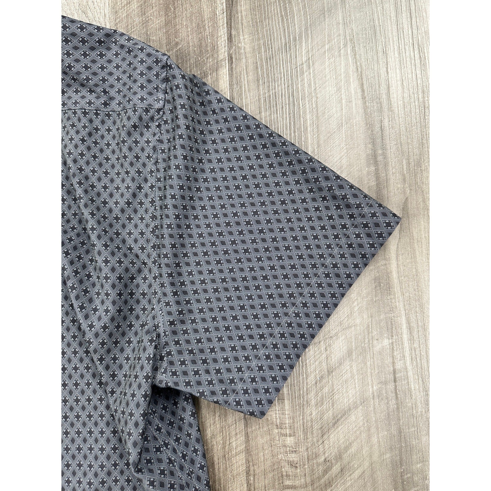 7 Diamonds Flawless 4 Way Stretch Woven Short Sleeve Shirt in Gray and Charcoal — Size Medium // Preowned