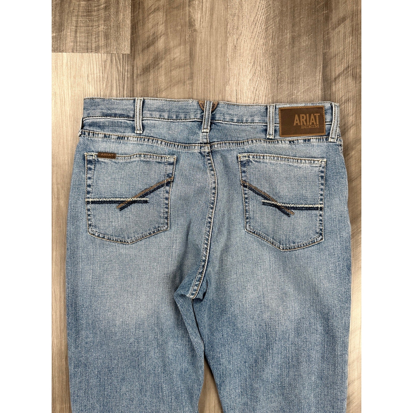Ariat Abel M4 Relaxed Straight Leg Jean in Orleans Blue — Size 36x38 // Preowned