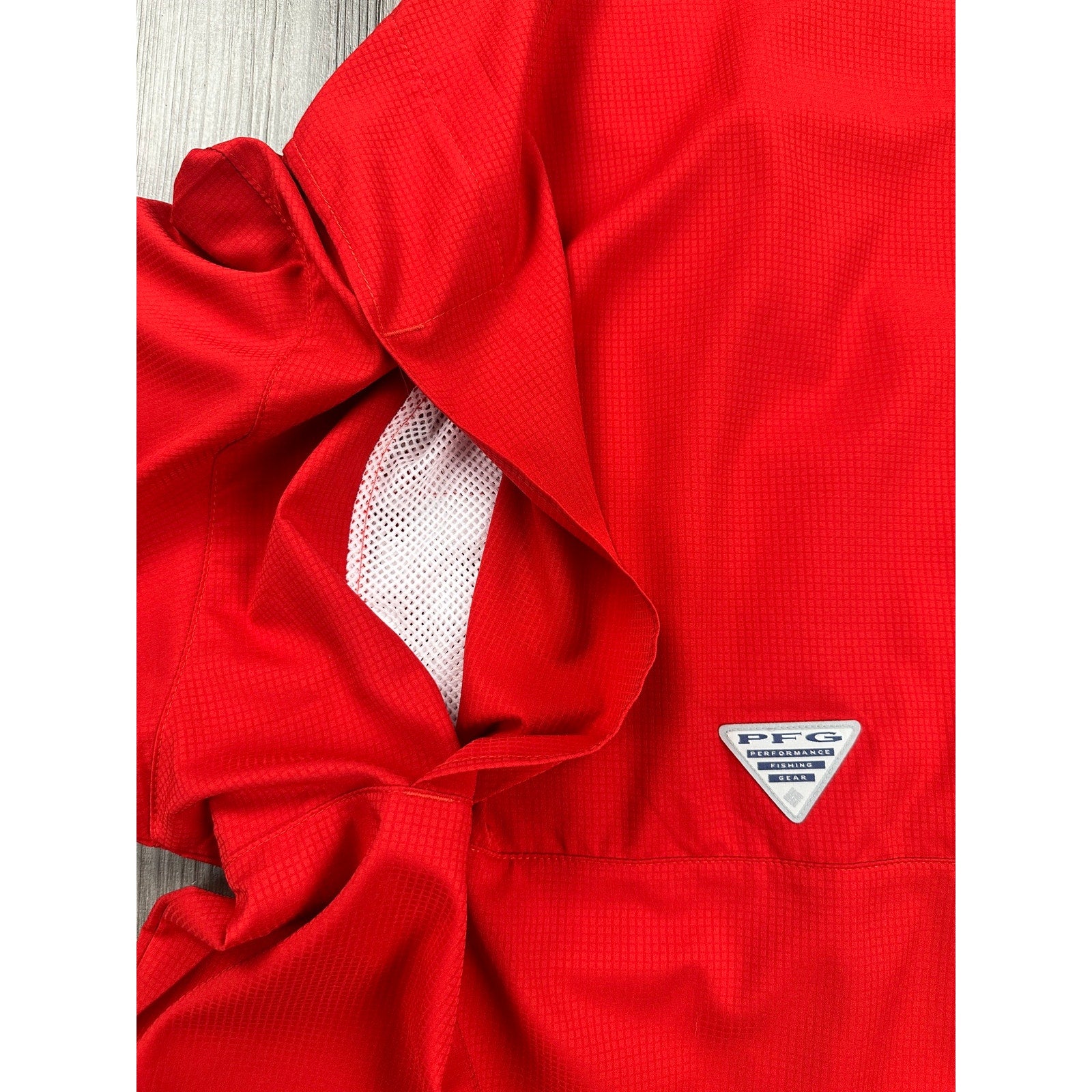 Columbia Texas Rangers Tamiami Omni-Shade PFG Vented Button Down in Red — Size L // Preowned