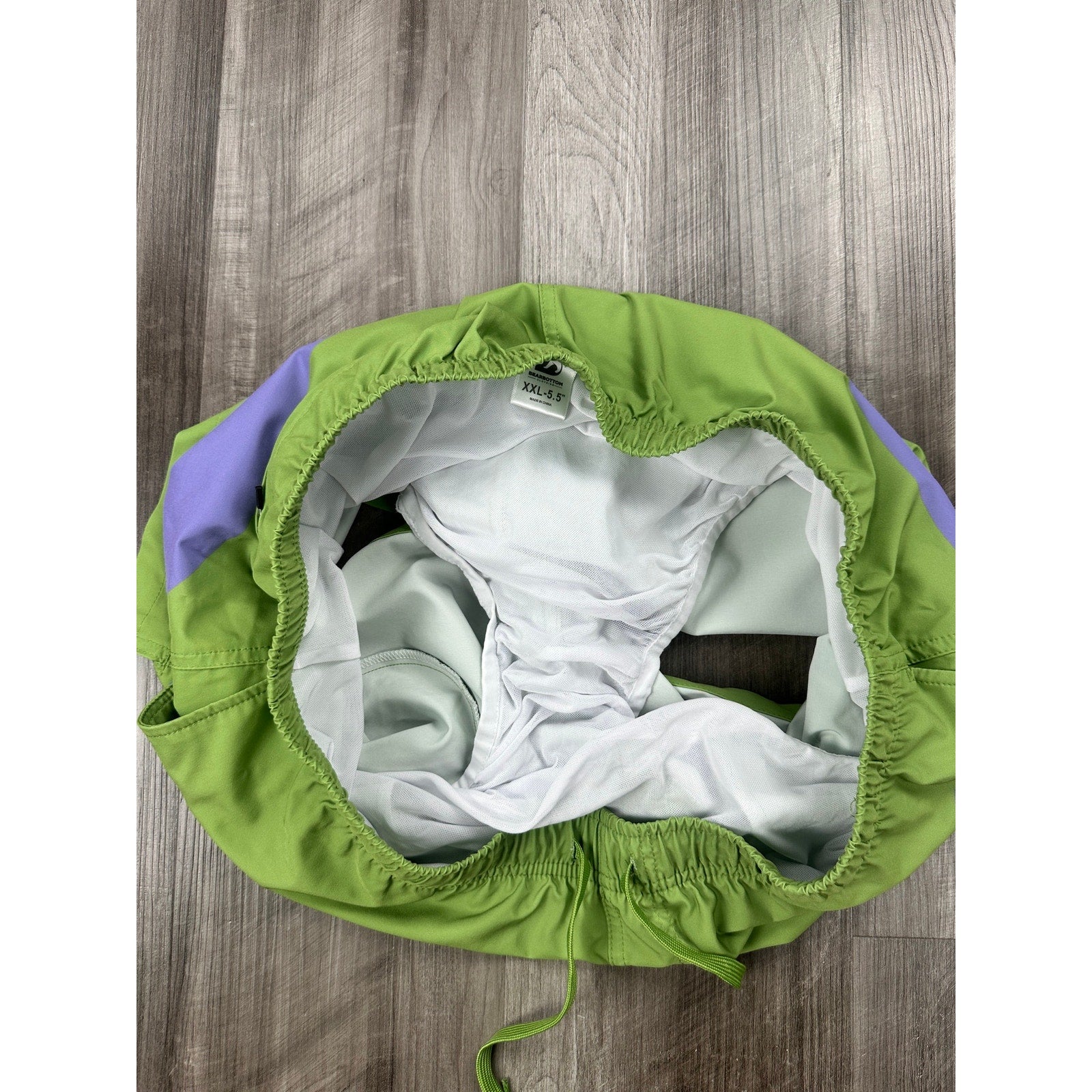 Bear Bottom Current 5.5" Stretch Swim Trunk in Green and Purple — Size 2XL // Preowned
