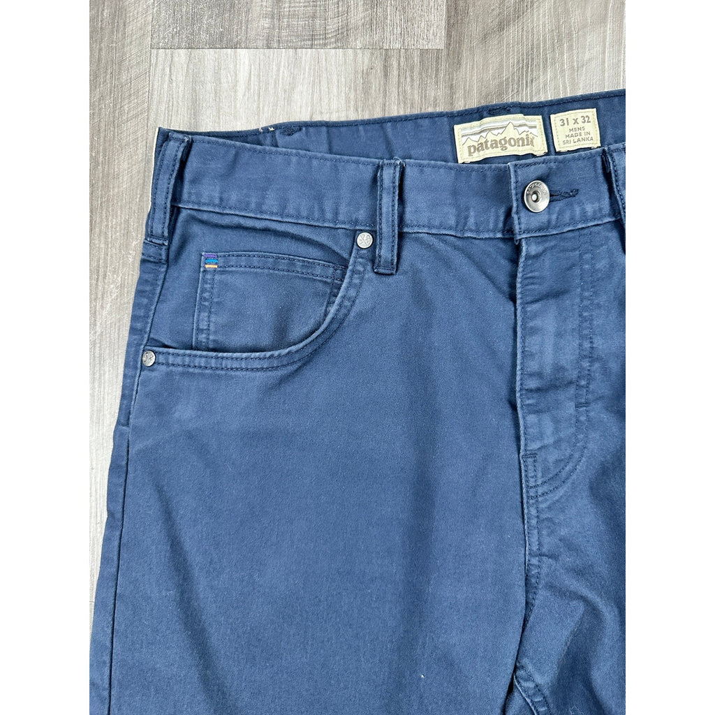 Patagonia Performance T400 Comfort Twill Straight Jeans in Navy — Size 31x32 // Preowned