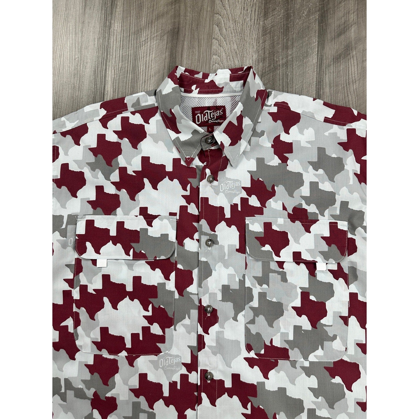 Old Tejas Camouflage Texas Short Sleeve Button Down in Maroon Gray — Size L // Preowned
