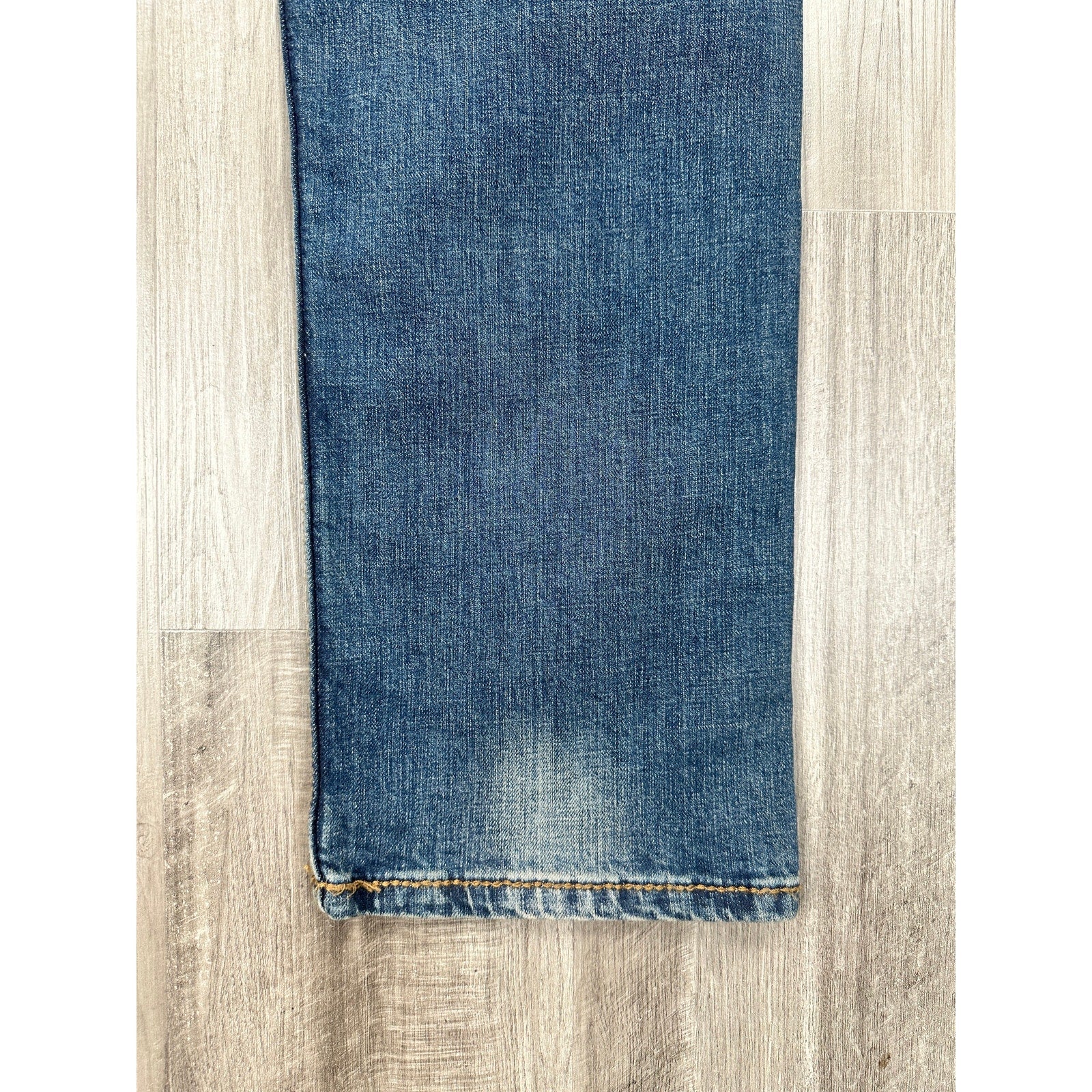 Wrangler Retro Slim Straight Jeans in Blue — Size 36x30 // Preowned