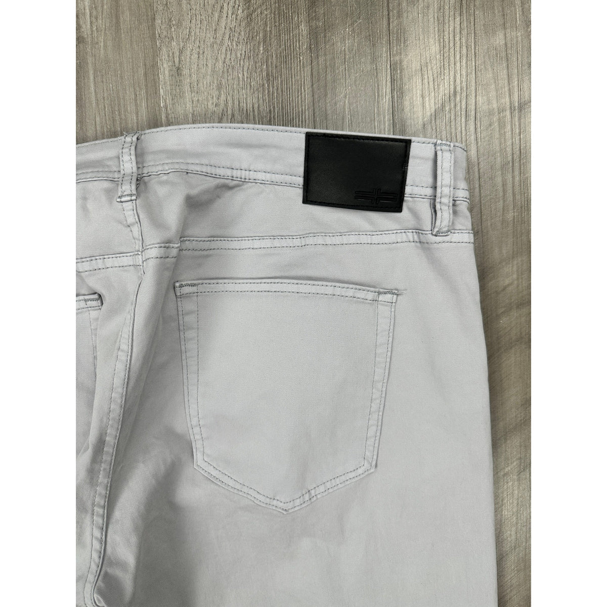 Liverpool Kingston Modern Straight Chino Jeans — Size 40x32 // Preowned