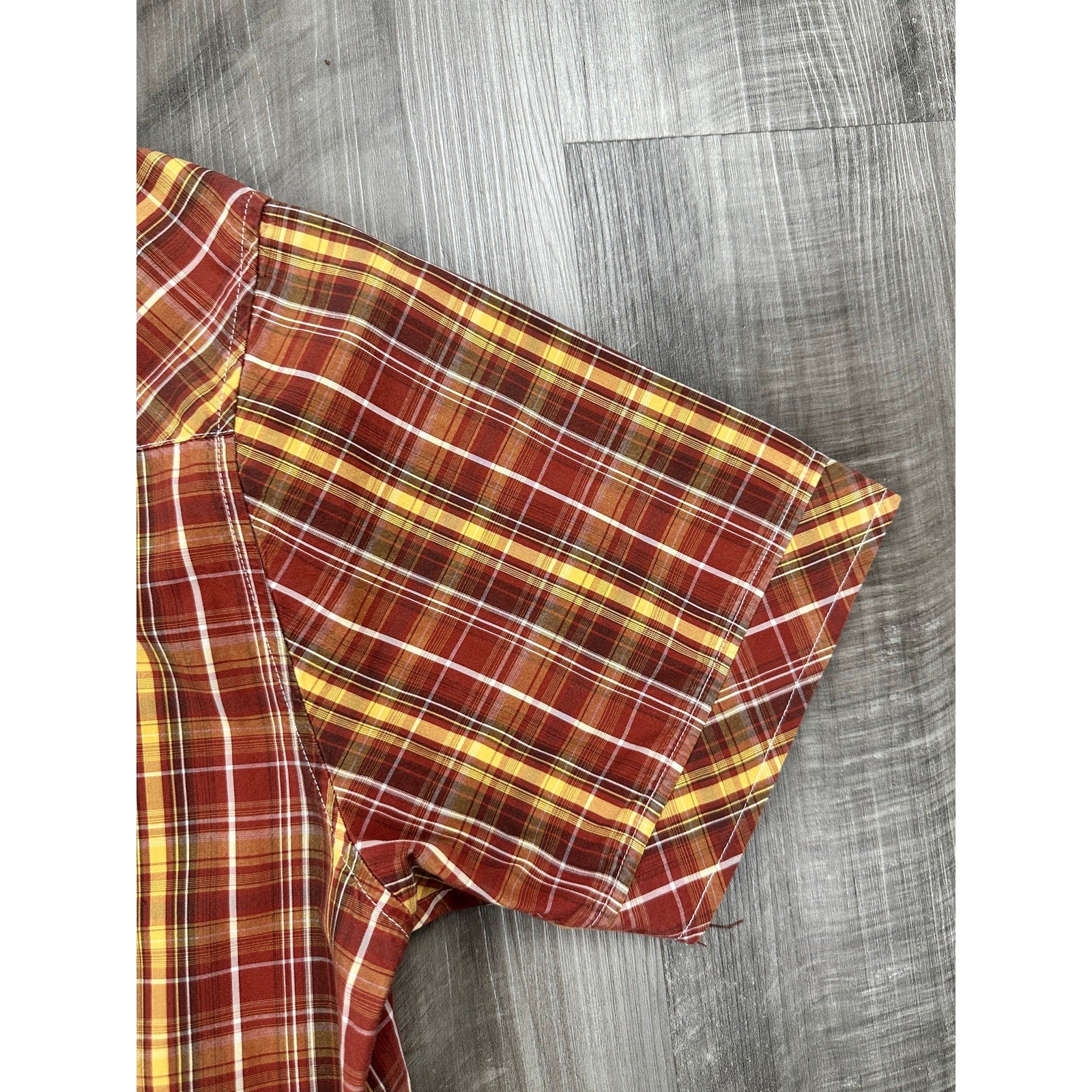 Kuhl Suncel Plaid Short Sleeve Button Down in Reddish Brown, Brown, Golden Yellow and White — Size XL // Preowned