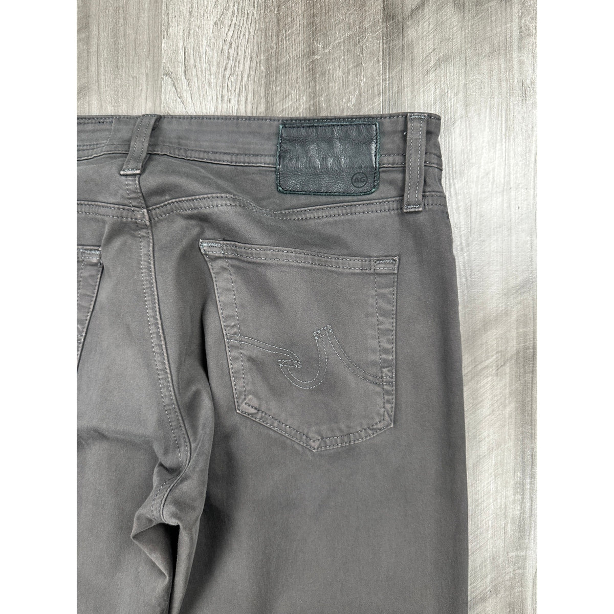 AG Adriano Goldschmied The Graduate Tailored Leg Sueded Stretch Sateen Chino Jeans — Size 32x32 // Preowned