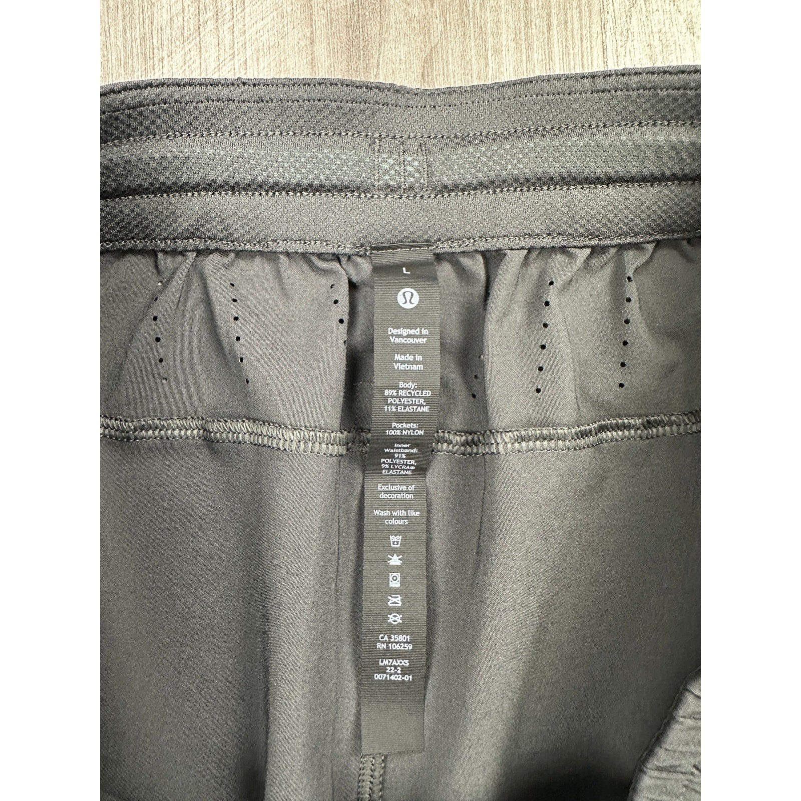 Lululemon Water Repellent 8" Hiking Shorts in Black — Size Large // Preowned