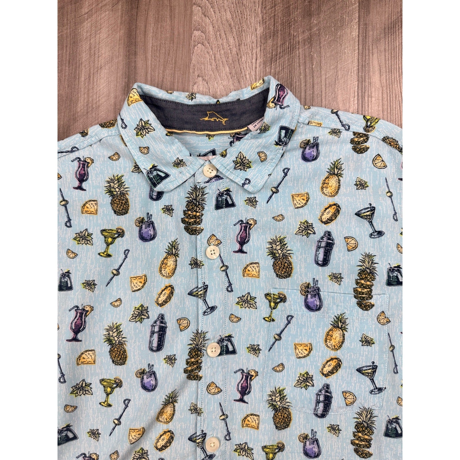 Tommy Bahama Coastal Ease Shake & Sip Cocktail Print Short Sleeve Button Down in Blue with Multi Print — Size Medium // Preowned