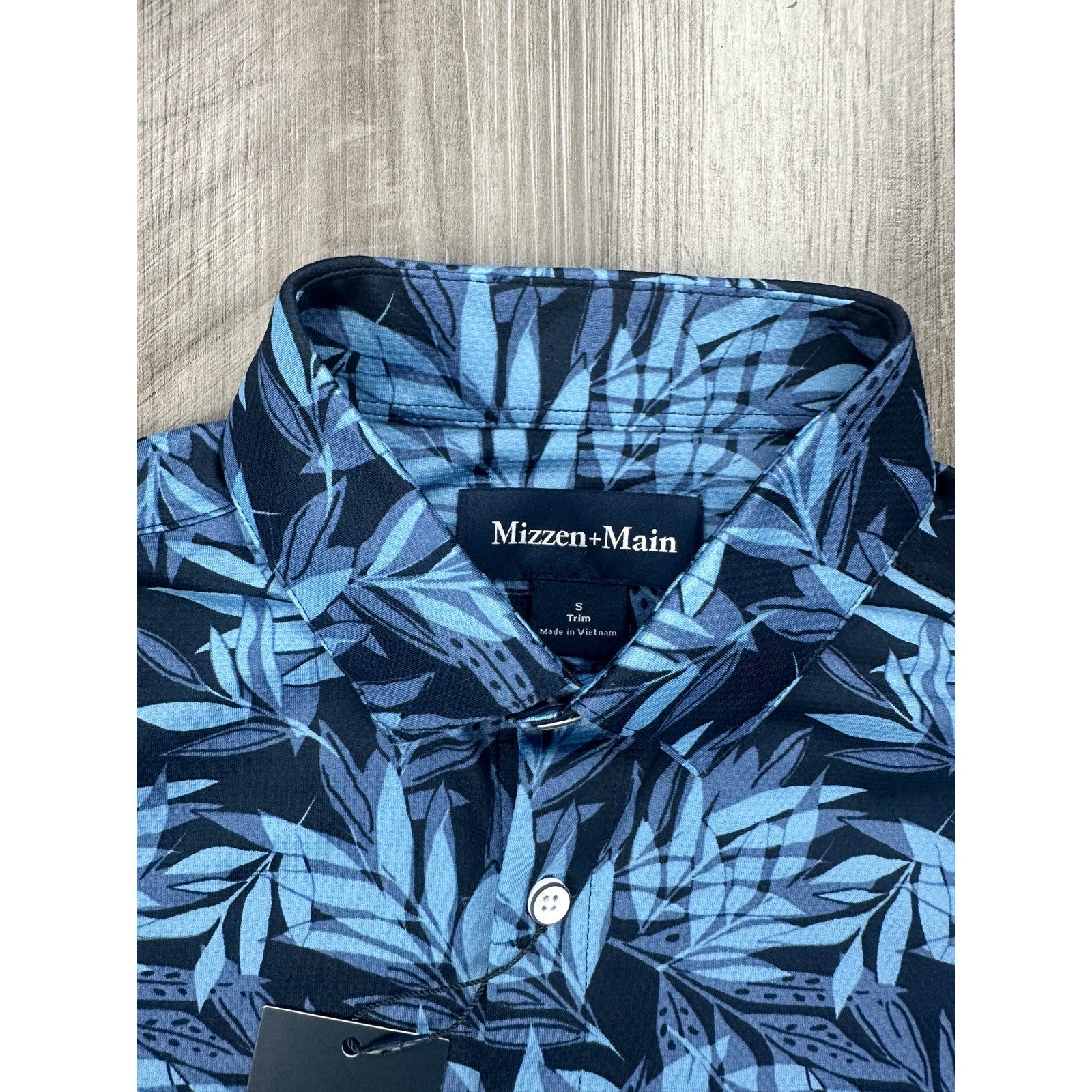 Mizzen+Main Halyard Navy Tropical Trim No Tuck Short Sleeve Button Down — Size Small